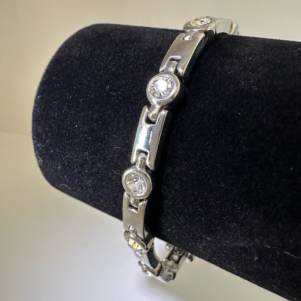 Elegant Silver Bracelet with Crystal Accents